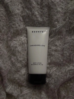 Essnce Carashmellow Body Lotion - Fick hem den här idag men den fall mig tyvärr inte i smaken. Essnce Carashmellow Body Lotion i en vit tub med svart lock. Innehåller 200 ml och har en stilren design. Perfekt för dig som vill återfukta huden och samtidigt få en fräsch känsla.