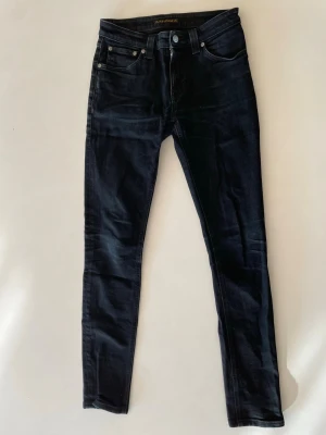 Nudie jeans - Snygga svarta jeans från Nudie                          Bra skick förutom en lagning i grenen (Bild 4) W29 L34