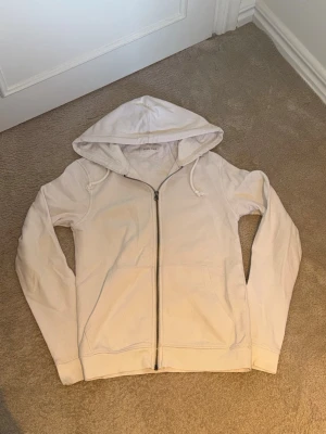 Pier one zip up hoodie - En fin vit tröja med dragkedja, två fickor, huva och snören vid luvan. Stilren