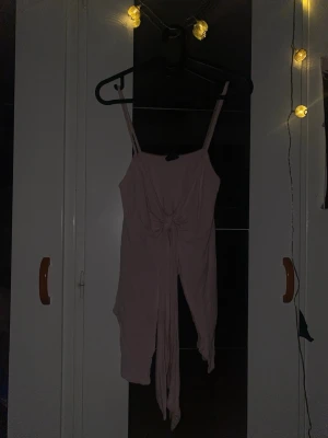 Ljusrosa omlottopp fårn Gina Tricot  - PERFEKTA sommar toppen i en gullig rosa färg!💕💖☀️Toppen är jätte skönt att ha på sig eftersom den är väldigt luftig och i ett jätte skönt material trån Gina Tricot. 