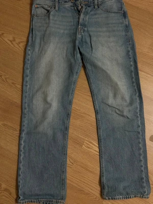 Blåa jeans från Jack and Jones  - säljer mina blåa jeans från Jack and Jones pga de är för små skriv om ni har frågor.