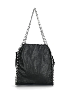 Svart handväska med kedjedetaljer - En tiamo väska som ser helt ny ut. Svart Tiamo handväska i fejkläder med silverfärgade kedjor som axelband och längs kanterna. Som sagt ser den helt ny ut derför priset högt