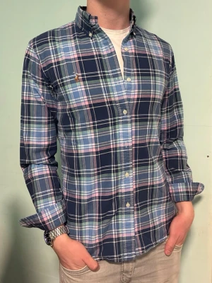 Rutig Ralph Lauren skjorta – M slim fit - Säljer denna stilrena och snygga rutiga Ralph Lauren skjortan. Skjortan är i mycket bra skick. Storlek M slim fit. Har du några frågor? Tveka inte att höra av dig. Allt gott från Deluxe garderoben ⭐️ 