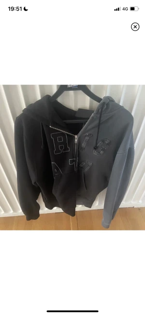 Axel arigato hoodie - Säljer denna Axel arigato hoodie då den är för liten för mig. Köpte den här på Plick för ett tag sedan 