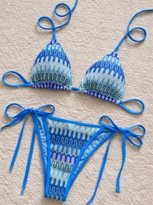 Boho bikini / zigzag bikini / missoni bikini /Becksöndergaard inspired bikini y2k - Säljer en snygg blå bikini med vågigt mönster i olika blå toner. Överdelen är trekantsmodell med knyt i nacken och ryggen, och underdelen har knyt i sidorna. Perfekt för stranden eller poolen!