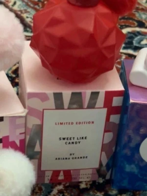 Sweet Like Candy Limited Edition parfym - Säljer en Sweet Like Candy Limited Edition parfym från Ariana Grande. Flaskan är klotrund med geometriskt mönster i matt röd glas och har en fluffig röd boll på korken. Kommer i en färgglad förpackning med rosa och röda detaljer. Perfekt för dig som gillar söta dofter. 100ML använt fåtal gånger original pris 2000kr