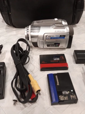 Panasonic silverfärgad videokamera - Säljer en silverfärgad Panasonic NV-GS150 videokamera med 2.3 megapixel och 3CCD-teknik. Medföljer laddare, kablar, batterier och minneskort. Kameran har USB 2.0 och SD-kortplats. Perfekt för dig som vill filma med klassisk digital videokamera. Ring vid frågor på 0700441696,   Kameran kan skickas, hämtas i Trollhättan eller i Göteborg
