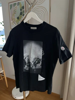 Moncler T-shirt - Moncler T-shirt / tröja. Skicka:9/10. Passar dig bäst om du är cirka 170-180cm och väger cirka 70kg. OBS! Ej orginal!