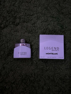Montblanc Legend Spirit Eau de Toilette - Montblanc Legend Spirit Eau de Toilette 50 ml. Flaskan är vit med silverfärgat lock och detaljer, och har en modern, stilren design. Medföljer originalkartong i matchande vitt och silver. Perfekt för dig som gillar fräscha och eleganta dofter. Sprayad fåtal gånger. Nypris 500kr 