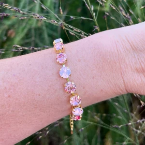 Armband med kristaller Light Rose  - Armband med blandade kristaller, egen design. Guldpläterad mässing.  Light Rose och Light Rose Opal, 15st ss39 8mm stora kristaller. Längd 23,5cm inkl lås och förlängningskedja. Finns även i andra färger.   Jag skickar endast spårbart, samfraktar. Fast pris. Besök gärna mina övriga annonser.  Till mina smycken använder jag kristaller från Preciosa, Aurora och Swarowski.