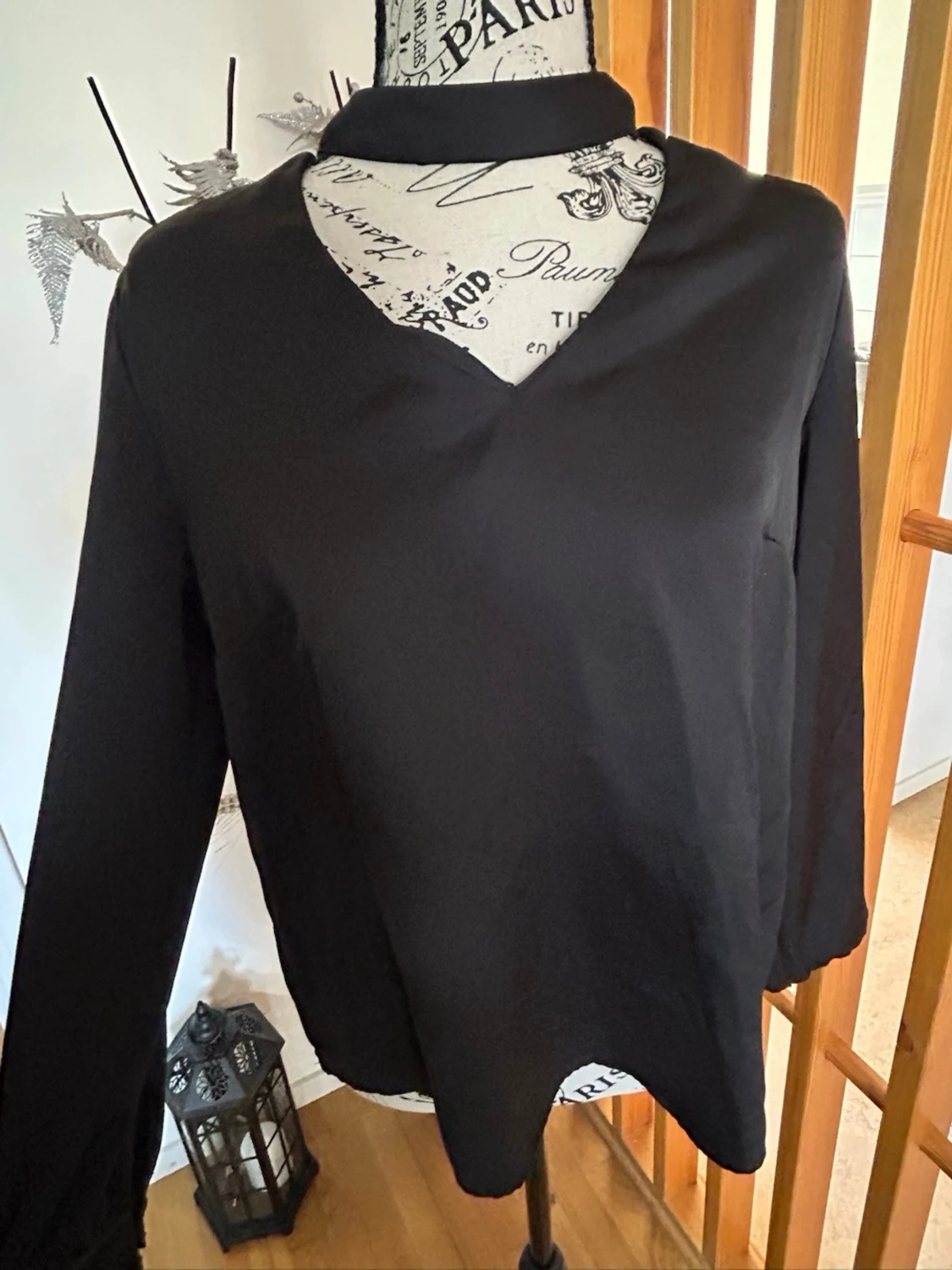 Svart oneshoulder blus med hög krage - 2
