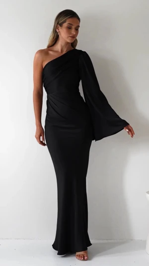 Säljer en superfin balklänning i nyskick  - Säljer denna svarta enarmade balklänning. Den är i nytt skick och aldrig använd endast testad på då jag inte kommer få användning av den. Jag är 165 cm💞Nypris 1100😊