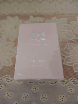 Parfums de Marly Delina EdP 30ml - Delina Eau de Parfum från Parfums de Marly i en elegant ljusrosa kartong. Flaskan innehåller 30 ml och doften är känd för sin feminina och lyxiga karaktär. Förpackningen har silverdetaljer och en exklusiv känsla.