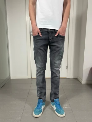 Dondup George Jeans  - Säljer nu dessa Dondup George jeans med snygga slitningar i populär design, skriv för fler bilder/frågor🙌🏼