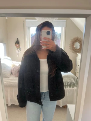 Kappa - Säljer den här supersnygga korta kappan💗Den är lite nopprig därav priset☺️