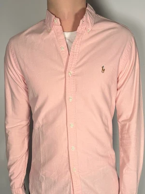 Ralph Lauren skjorta - Säljer en riktigt snygg och trendig Ralph Lauren skjorta i fint skick, storlek M, vid frågor är det bara att skriva //Gramenti