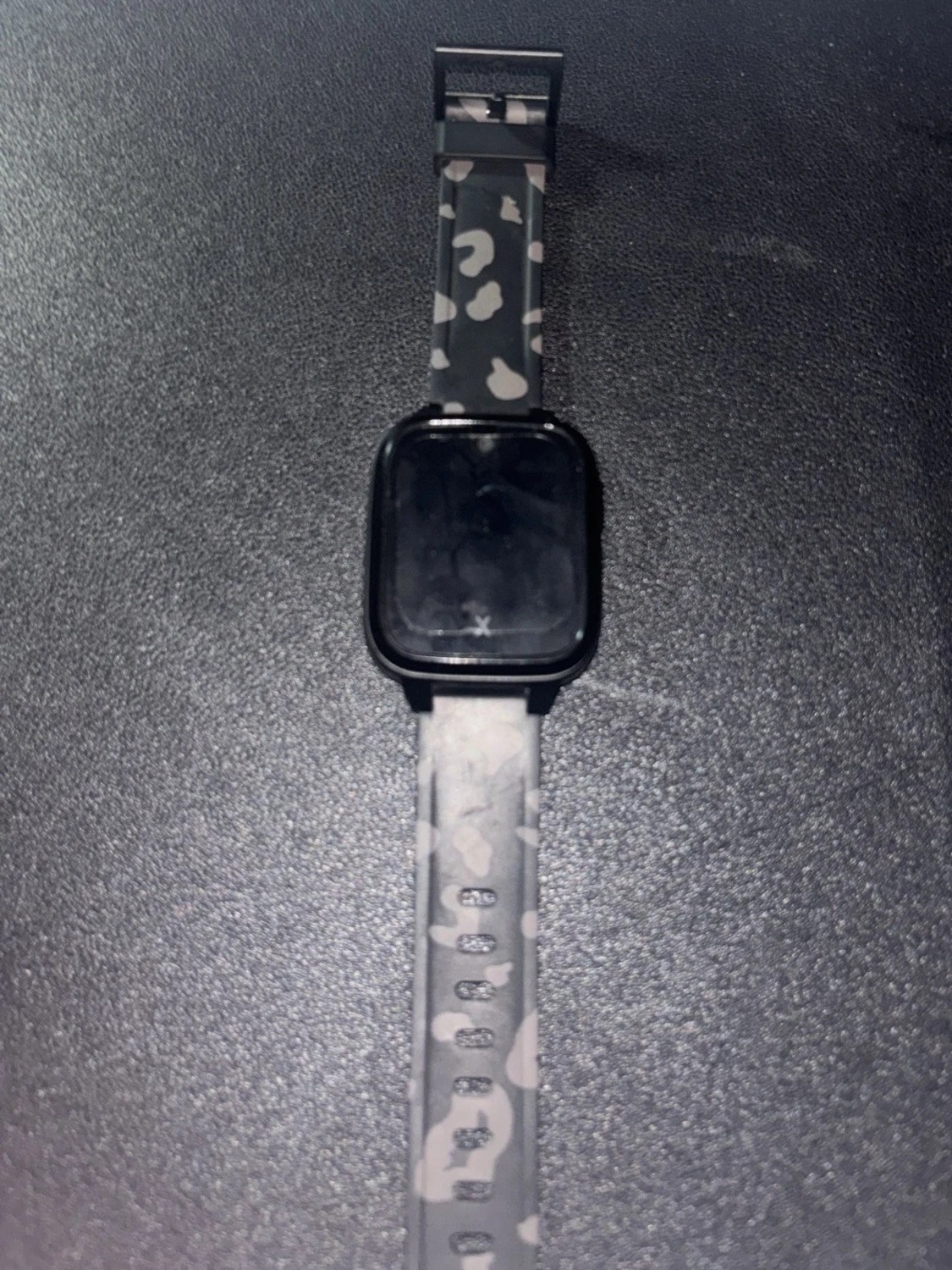 Svart smartklocka med camo-armband