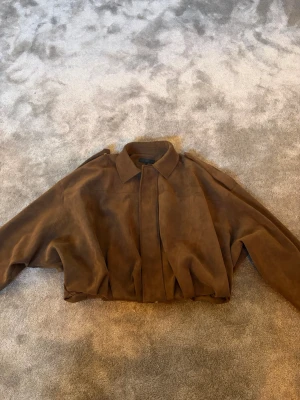 Zara populär jacka brun suede bomber - Jättesnygg jacka i brun suede från Zara i storlek S. Endast använd en eller två gånger, inga defekter💞