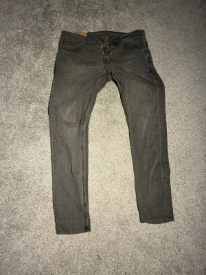 Dondup Jeans - Gråa dondup jeans i storlek 34!