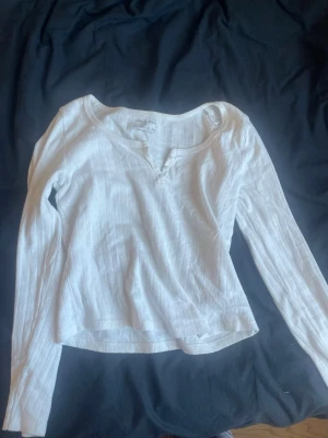 Vit ribbad långärmad topp Primark - Säljer en vit ribbad långärmad topp från Primark i storlek XS. Toppen har knappar vid halsringningen och är tillverkad i mjuk bomull. Perfekt till jeans eller kjol för en enkel och clean look. (klicka ej köp nu) kontakta gärna och Swish går ❤️