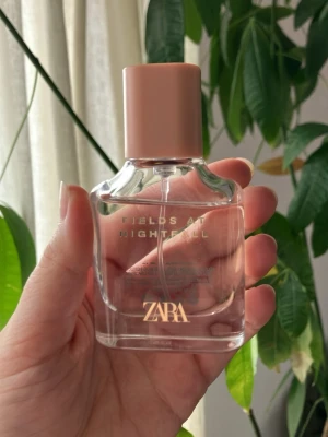 Zara parfym - Fields at nightfall från Zara. Inspirerad av Zadig & Voltaire This Is Her! Knappt använd! 