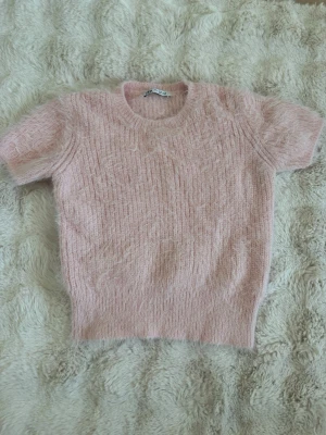 Stickad tshirt  - Storlek m men är liten i storleken och passar därför xs-s!