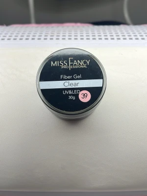 Säljer Miss Fancy fiber gel genomskinlig - Använt fåtal gånger, helt genomskinligt och perfekt för att exempel bygga in glitter. Nypris är 329kr.