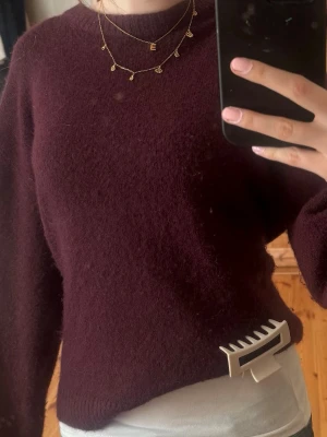 Vinröd stickad tröja Gina Tricot - Mysig vinröd stickad tröja från Gina Tricot i ullblandning. Tröjan har rund halsringning och långa ärmar, perfekt för kyliga dagar. Enkel och stilren design som passar till det mesta💕💕