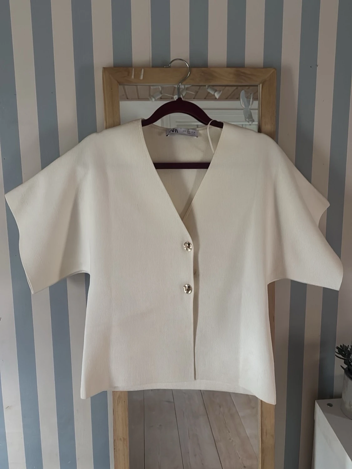 Vit v-ringad blus med knappar