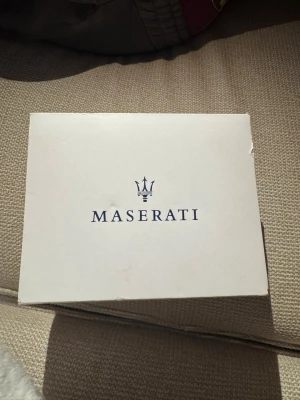 Maserati klocka  - Klocka från Maserati. Den är använd och finns repor längs bandet men inget på uret 