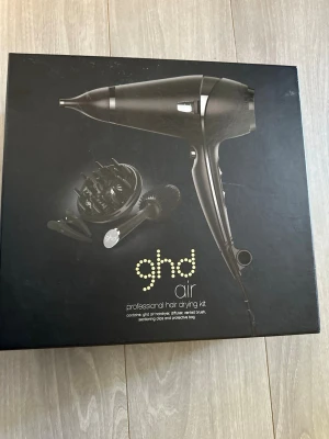 ghd air hårfön kit svart - Säljer ett ghd air professional hair drying kit i svart. Innehåller hårfön, diffuser, rundborste, clips och skyddspåse. Allt kommer i originalförpackning. Perfekt för styling och torkning av håret med proffsigt resultat.