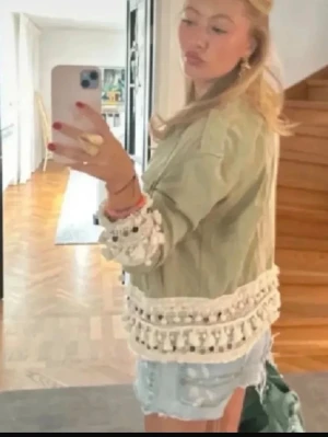 Populär grön jacka från ZARA - Snygg vår jacka från Zara i storlek S skorv om ni har frågor 