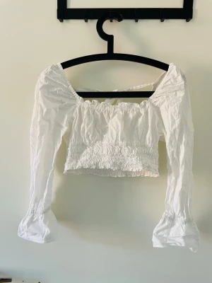Vit croppad topp - Vit croppd topp säljes.