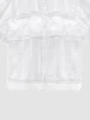 Vit blus med spetsdetaljer - Söt vit blus med korta puffärmar och fina spetsdetaljer framtill. Blusen har knäppning framtill och en luftig, något boxig passform. Perfekt för dig som gillar romantisk och trendig stil.