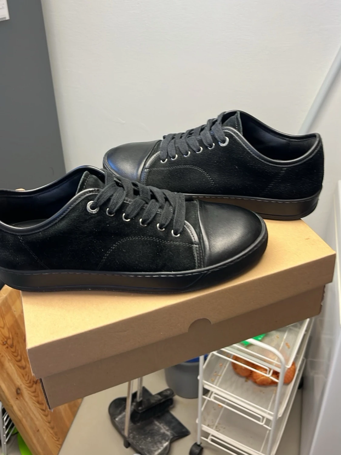 Svarta sneakers i mocka och läder