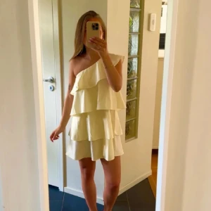 Gul one shoulder volangklänning - Trendig volangklänning som är one shoulder och ljusgul 💛💛så fin och somrig