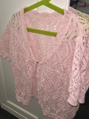 Ljusrosa virkad kofta - Super söt virkad tröja! Vet ej vad märket är då jag köpte den för länge sedan och de finns ingen lapp. Som ny! Perfekt till sommaren då den är luftig. Storlek XS/S