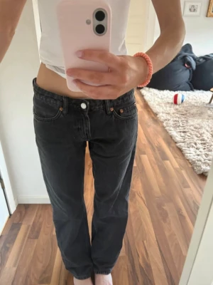 Svarta raka jeans med låg midja - Säljer dessa jätte snygga jeans från weekday då dem tyvärr är för stora för mig 💓 storlek 26/32