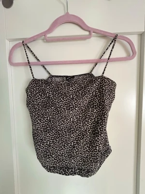 Gina Tricot linne - Ett leopard mönstrat linne från gina tricot. Skriv om du har några frågor💕