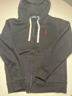 Polo Ralph Lauren hoodie - En svart Polo Ralph Lauren hoodie. 10/10 kvalité!