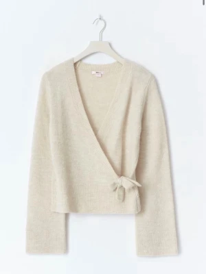Beige omlottkofta med knytband - Mysig beige stickad omlottkofta med knytband i midjan och djup v-ringning. Från Gina endast använd 2 gånger 