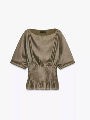 Olivgrön sidenblus från Zara - Snygg olivgrön blus från Zara i glansigt sidenmaterial. Modellen har korta, vida ärmar och bred smock i midjan som ger en markerad siluett. Perfekt till både jeans och kjol för en trendig look. Så snygg!💕🫰