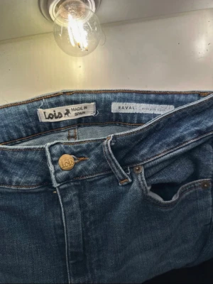 Lois jeans - Säljer ett par super fina blå Lois Raval jeans med bootcut. Perfekta för dig som gillar retrovibbar och vill ha ett par jeans som sticker ut. Lite små defekter på nedre del (syns i bild) storlek 26/34 eller 27/34