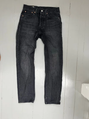 Levis 501 svarta  - Tjena, säljer ett par Levis 501or skicket är mycket bra. Skriv bara för fler bilder eller om du har några funderingar