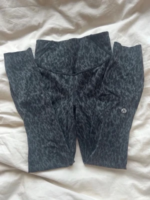 lululemon träningsbyxor - träningsbyxor från lululemon. använda ca 3 gånger och säljer då jag ej får användning för dem. de är köpta för 2 år sedan och finns inte kvar på hemsidan. storlek Xs
