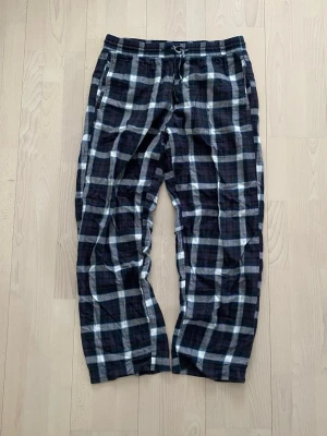 Pyjamasbyxor  - Tjena! Säljer nu dessa sjukt snygga pyjamasbyxor. Storlek L och i mycket bra skick! Priset är ej hugget i sten så hör av dig vid minsta fundering:)