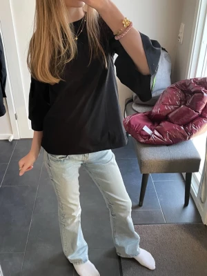 Low waist ljusblåa jeans  - Säljer nu min super fina ljusblå  low waist bootcut jeans med slitningar på ena knät. Säljer för att dom e för korta för mig (jag är typ 172)💕