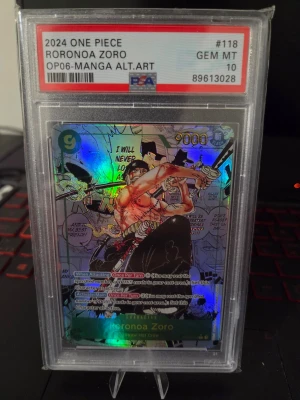 One Piece Roronoa Zoro OP06 Manga Alt.Art - Säljer ett samlarkort från One Piece, Roronoa Zoro OP06 Manga Alt.Art. Kortet är holografiskt med färgstarka detaljer och motiv från mangan. Det är graderat av PSA och har en robust plastkapsel. Perfekt för fans av anime och samlarkort.