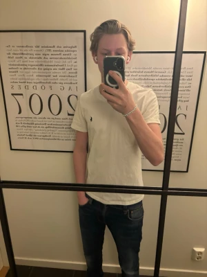 Polo Ralph Lauren T-shirt - Säljer en jätte vin vit polo Ralph Lauren T-shirt. Det står storlek M i men den är XS. Inga fläckar eller liknade 8/10 skick. Skriv vid intresse.