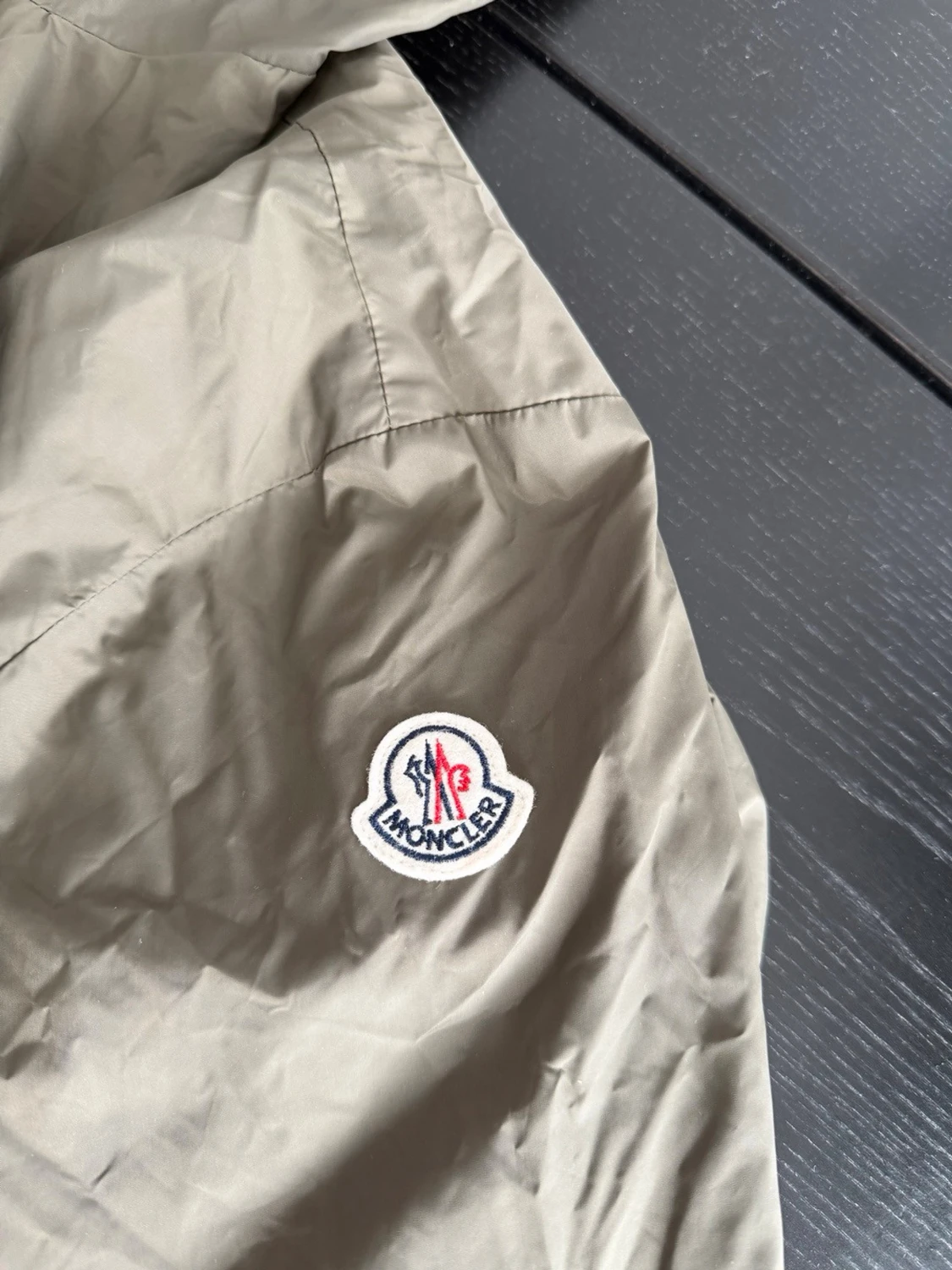 Olivgrön vindjacka från Moncler - 3